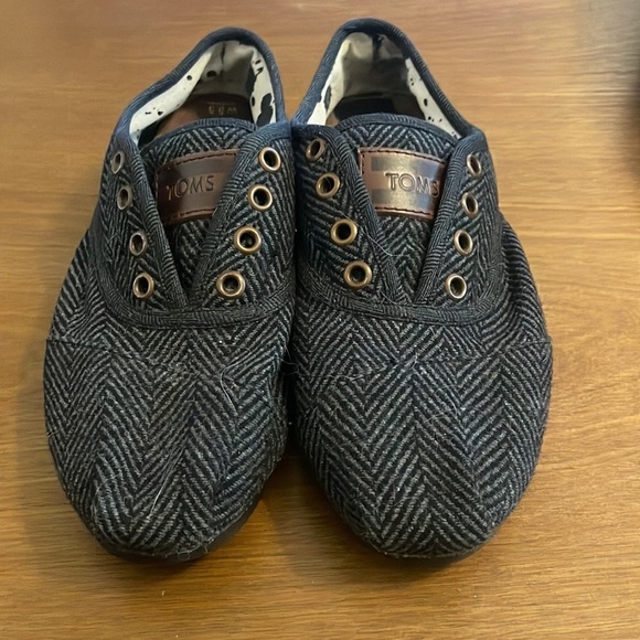 EUC Toms slip ons size 6.5 - Picture 2 of 5